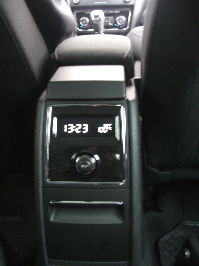 Pasażerowie z tyłu maja swój wyświetlacz z zegarkiem i termometerm zewnętrznym