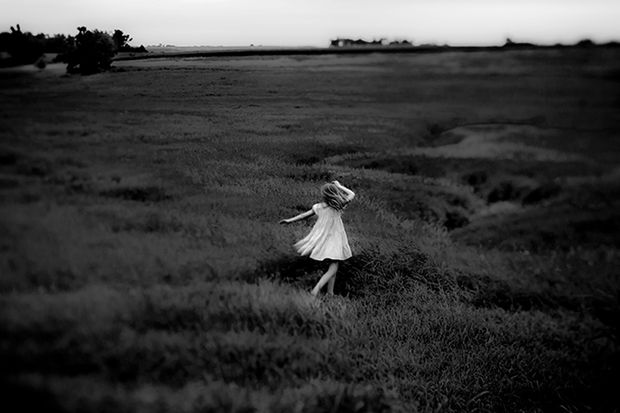 Sesje z jej udziałem odbywają się tylko przy jej zgodzie. Jak przyznaje Caroline cały proces wspólnego fotografowania bardzo zbliżył je do siebie. Jak w każdej relacji matki z córką Caroline stara się utrzymać granice, jednak ceni szczere chwile jakie dziecko pozwala jej uwieczniać.