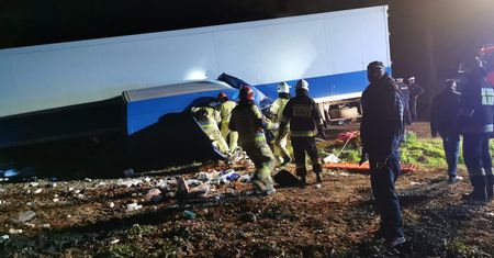 Mazowieckie. Zderzenie ciężarówki i busa. Cztery osoby nie żyją