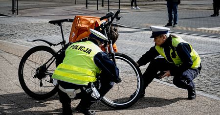Pędzą 60 km/h po chodnikach. Policja przestała się patyczkować