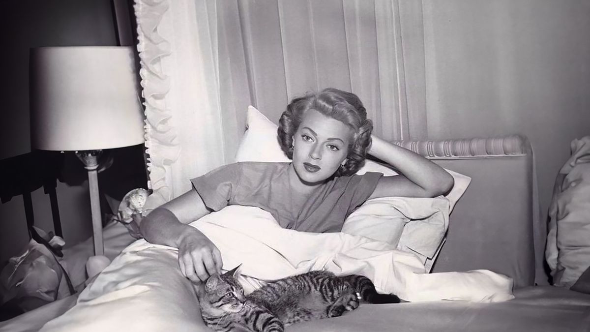 Amerykańska aktorka Lana Turner ze swoją kotką Cleo, 1947 r.