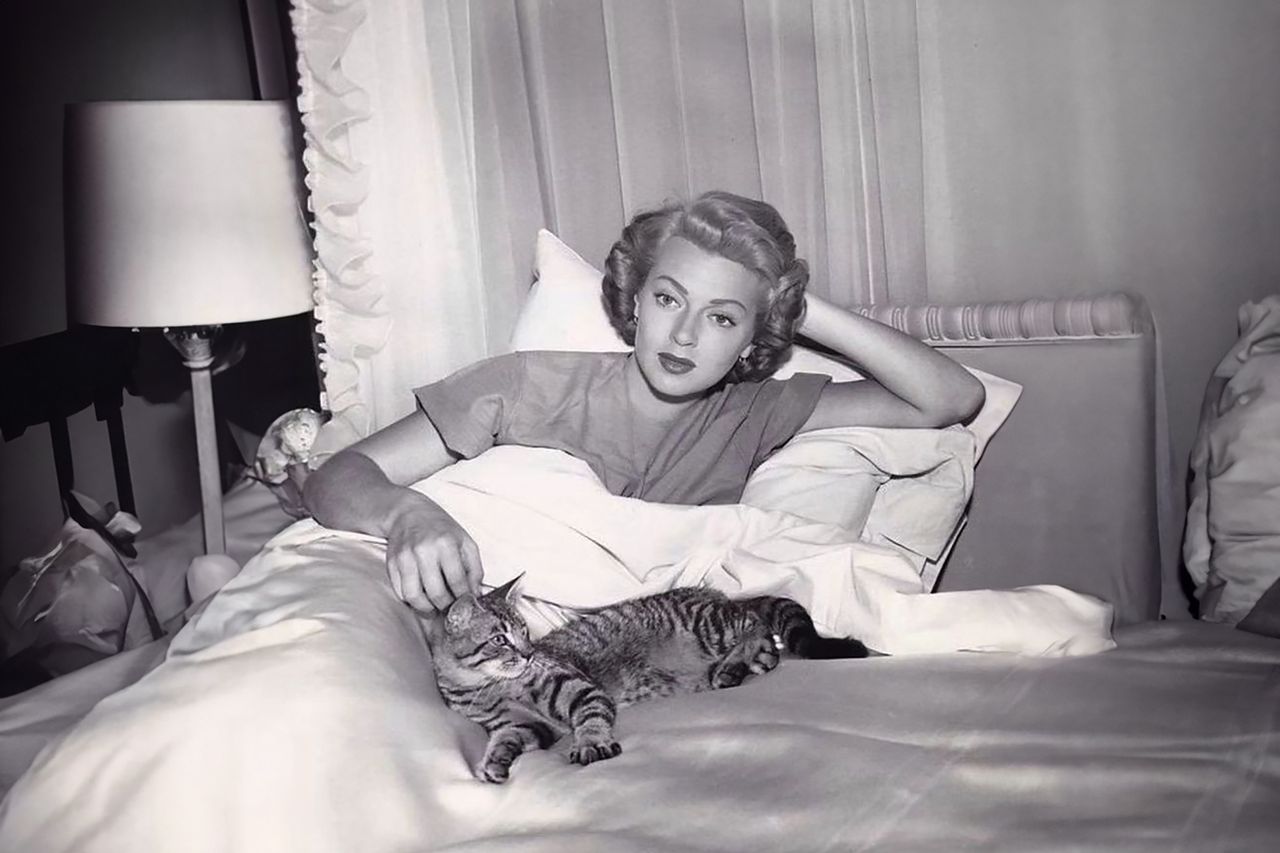 Amerykańska aktorka Lana Turner ze swoją kotką Cleo, 1947 r.