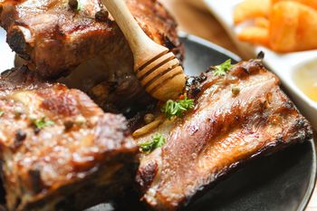 Smaruję żeberka i wkładam do piekarnika. Nikt już nie chce słyszeć o innej wersji