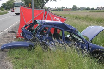 Wypadek autokaru z wycieczką szkolną. Kierowca osobówki nie żyje