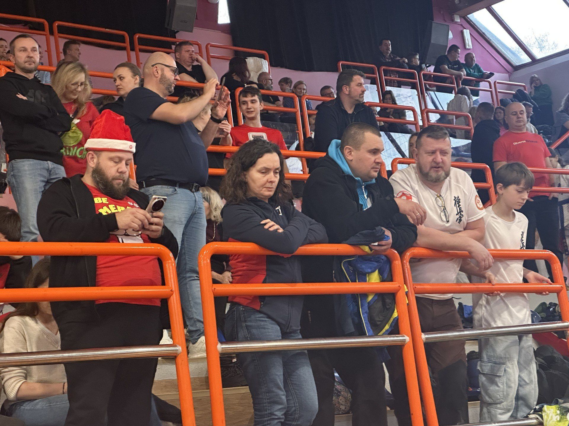 Zawodników do walki dopingowali licznie przybyli mieszkańcy. 