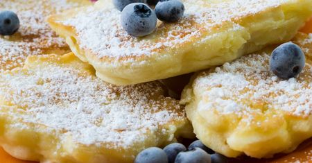 Biorę serek wiejski i jabłko. Chwilę później mam górę pysznych bezglutenowych racuchów