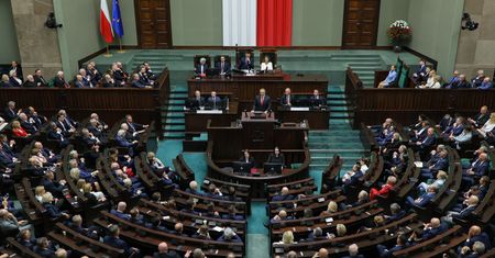 Nowy sondaż partyjny. KO przed PiS, Konfederacja na trzecim miejscu