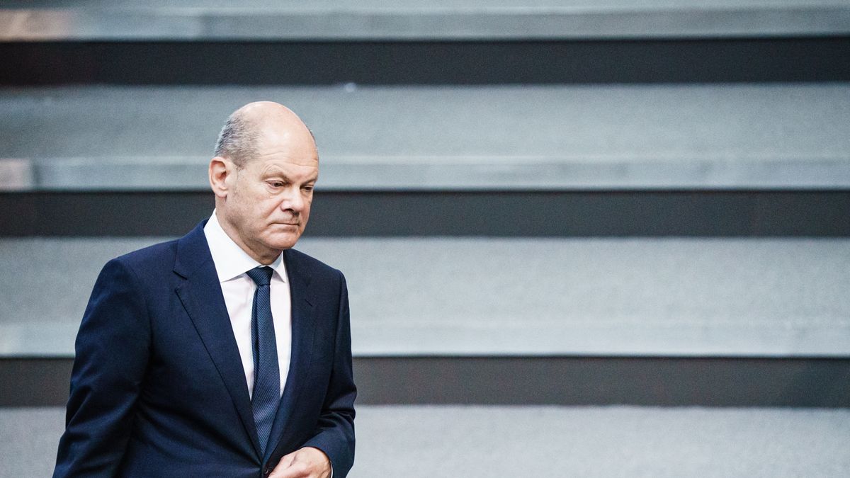 German Chancellor Olaf Scholz arrives for the beginning of a session of the German parliament Bundestag in Berlin, Germany, 06 September 2022. The German Bundestag discusses the act on the adoption of the federal budget for the fiscal year 2023 and the federal financial plan 2022 to 2026. EPA/CLEMENS BILAN Dostawca: PAP/EPA.