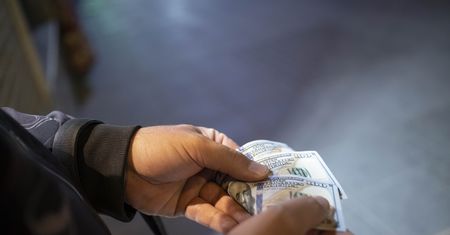 Kursy walut - 14.04.2022. Czwartkowy kurs funta, euro, dolara i franka szwajcarskiego