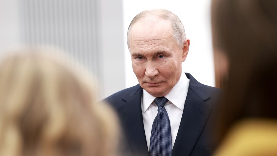 Russian President Vladimir Putin meets with volunteers participating in the #WeAreTogether International Award at the World Trade Centre in Moscow, Russia, 03 December 2025. EPA/ALEXANDER SHCHERBAK/SPUTNIK/KREMLIN / POOL MANDATORY CREDIT Dostawca: PAP/EPA.