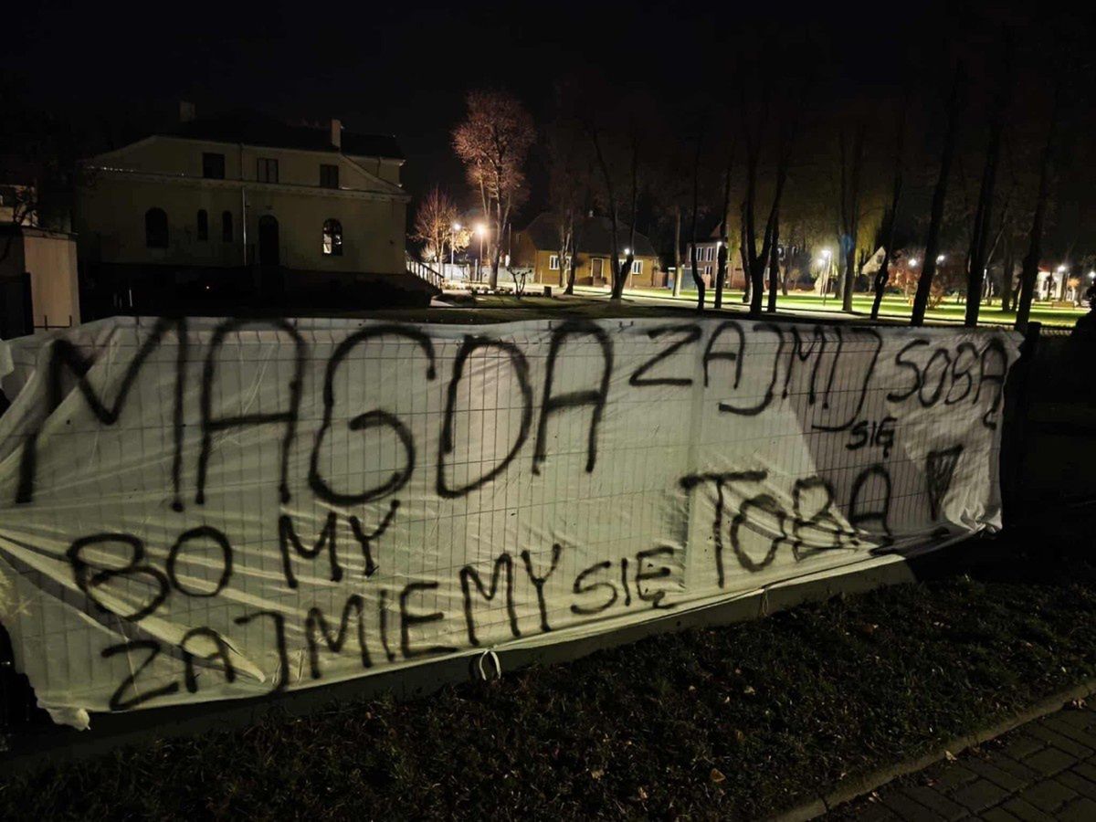 Kleczew: Groźby na ogrodzeniu biblioteki. Burmistrz: „Nie ma miejsca na zastraszanie”
