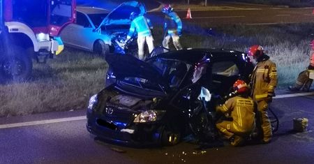 Nocny wypadek na al. Witosa. 56-latek nie ustąpił pierwszeństwa, zderzył się ze skodą