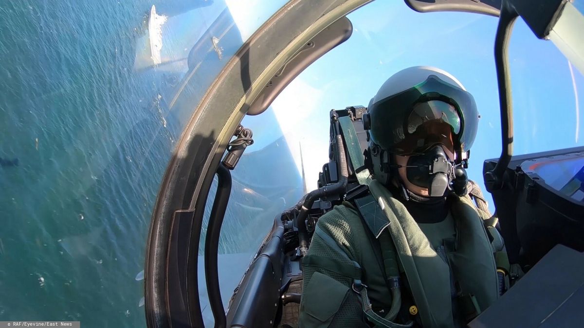 Najlepsze zdj?cia brytyjskiej armii
Image of a screengrab taken from a camera within an RAF Typhoon cockpit, seen here whilst flying over NATO warships operating in the Baltic Sea. Royal Air Force Typhoons deployed in Lithuania carrying out mock air attacks to test the defences of NATO warships operating in the Baltic Sea.  The RAF Typhoons from 6 Sqn are currently based at ?iauliai Air Base in Lithuania, with 135 Expeditionary Air Wing, to primarily conduct the NATO Air Policing mission. In addition to this mission however the RAF are also conducting training activities and exercises with other NATO Allies and regional partners.  The Air Maritime training exercise saw the Typhoons being used to test the air defences of the Standing NATO Maritime Group 1 Task Force, commanded by Commodore Yngve Skoglund of the Royal Norwegian Navy in his flagship HNoMS Otto Sverdrup. The NATO ships were subjected to simulated air attack from high-performance fighter aircraft and air-launched anti-ship missiles.? MOD Crown Copyright / eyevine
RAF