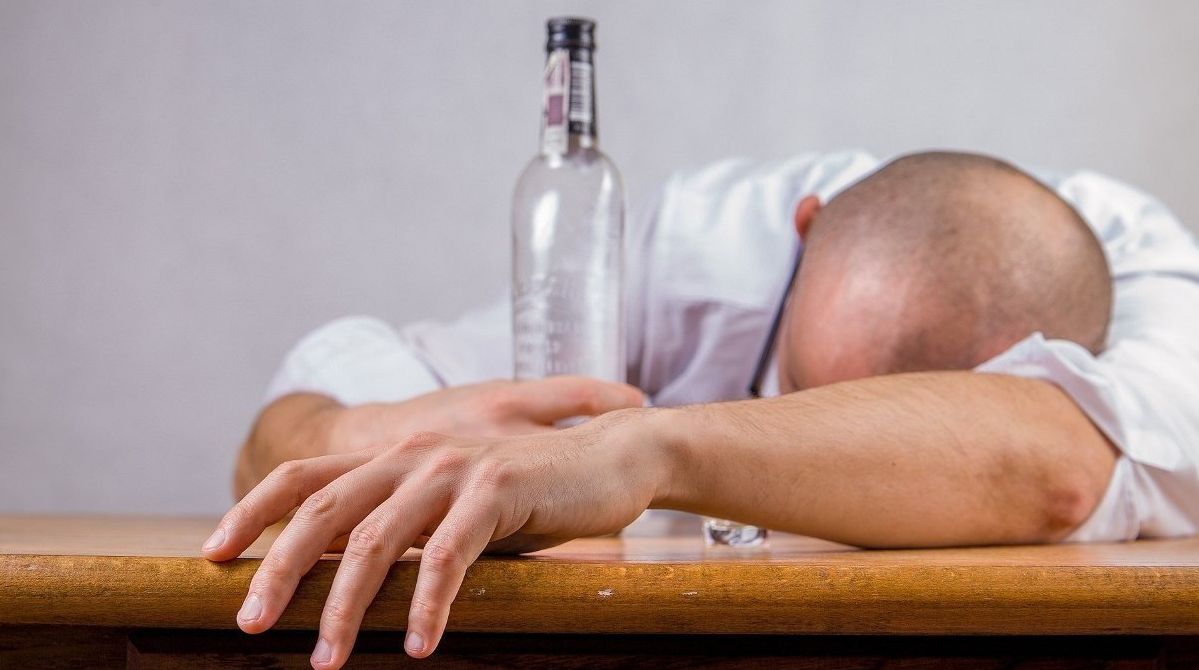 Przyjął śmiertelną dawkę alkoholu. Próbował uciekać ze szpitala