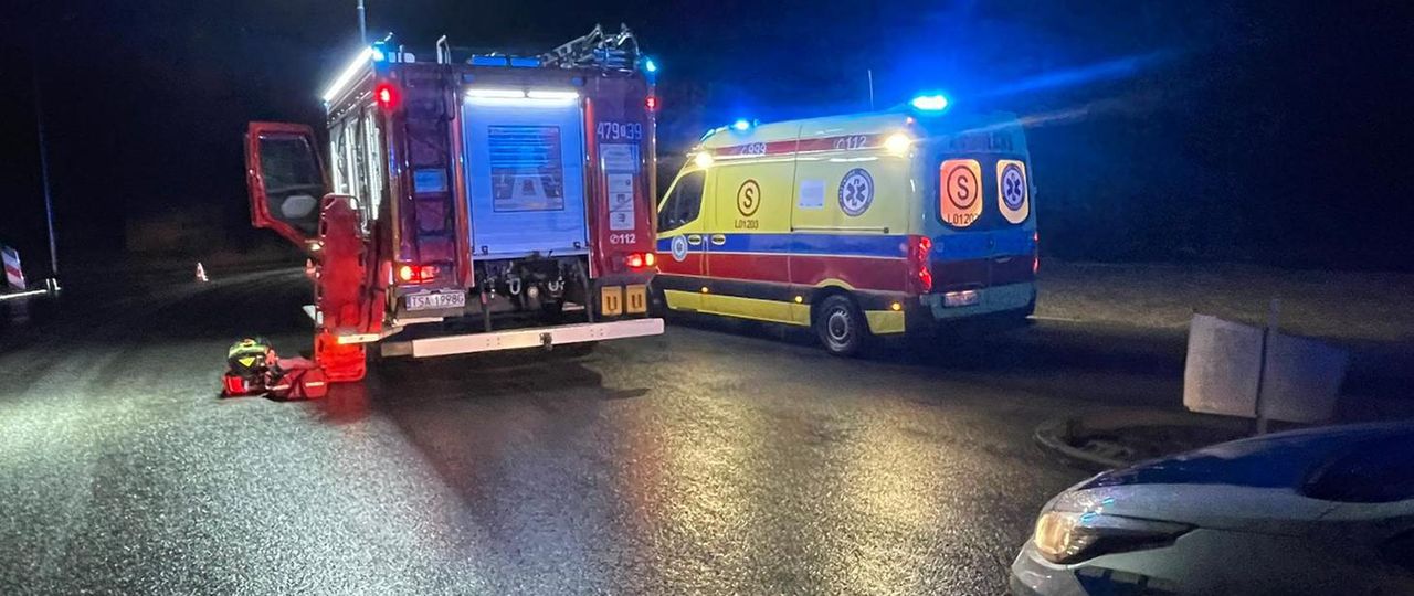 Osobówka wpadła do rowu w Zawichoście. Jedna osoba trafiła do szpitala