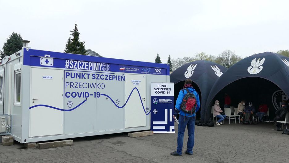 Śląskie. Podczas majówki obok "Kapelusza" w Parku Śląskim działał tymczasowy punkt szczepień.