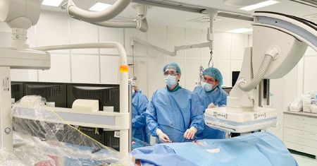 Lekarze z Lublina z sukcesem leczą przewlekły bólu kolana – Nowa metoda embolizacji dostępna dla pacjentów w USK4