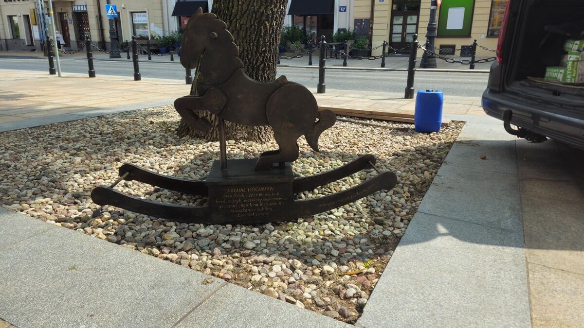 Rzeźba konika na biegunach w centrum Lublina