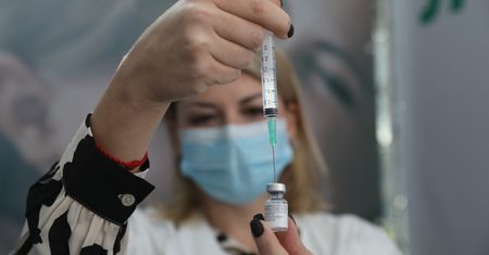 Szczepionka na COVID-19. Opublikowano polskojęzyczny opis