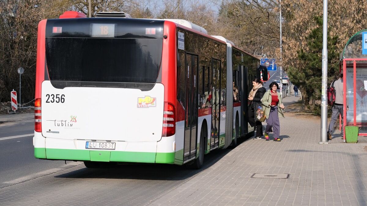Pasażerowie wysiadający z autobusu linii nr 18