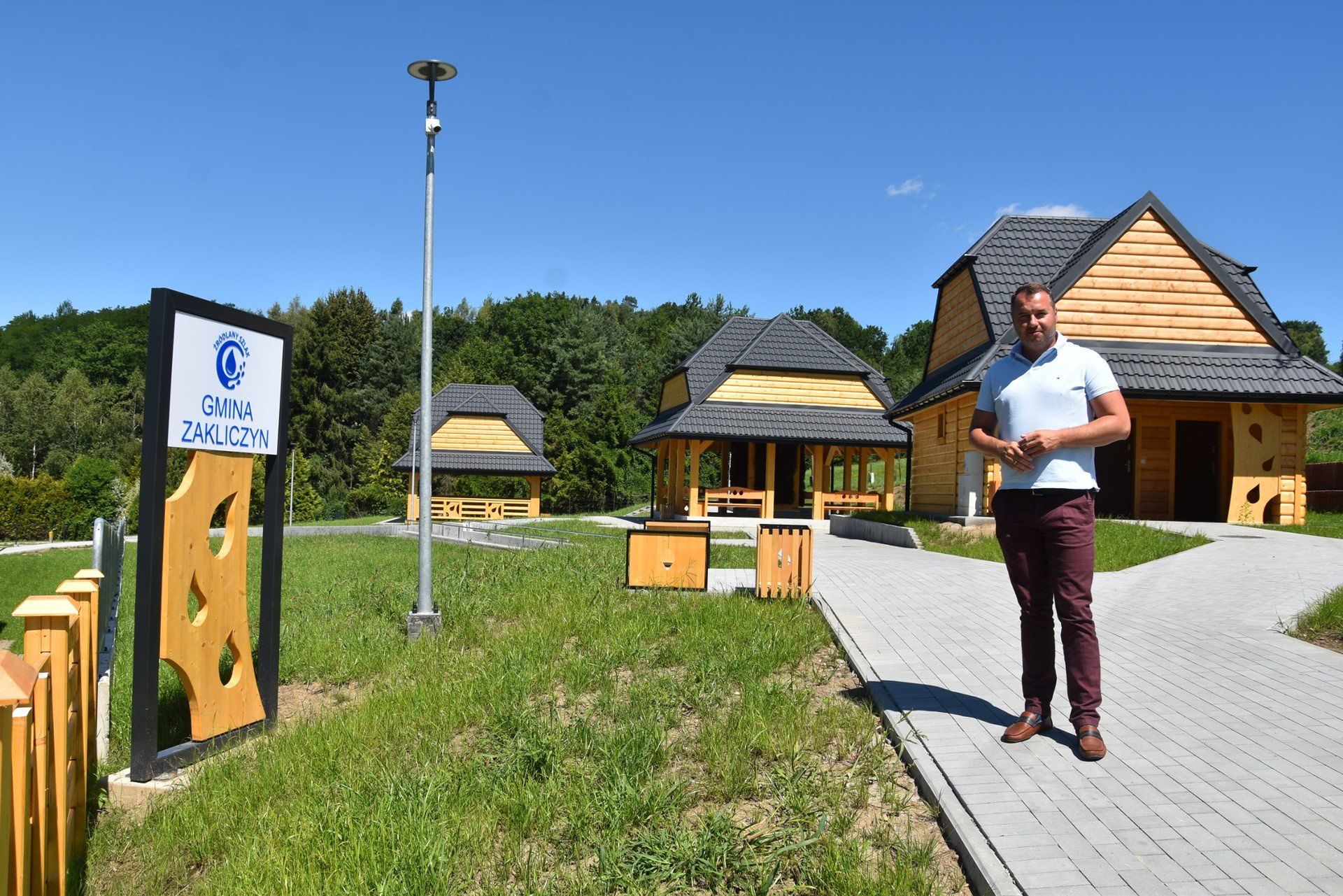 Łazienki mineralne to nowy kompleks budynków, m.in. z tężnią oraz urządzeń do wodolecznictwa i rekreacji, który powstał obok świetlicy wiejskiej w Słonej pod Zakliczynem. Na zdj. burmistrz Dawid Chrobak