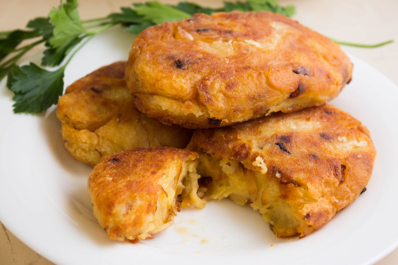 Kotlety ziemniaczane z dodatkiem sera żółtego