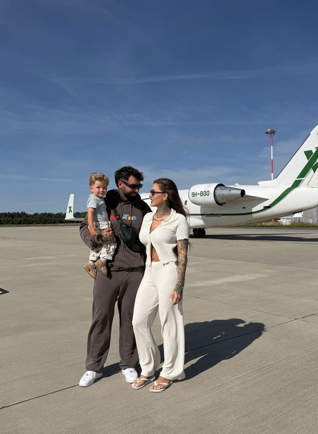 Deynn i Daniel Majewski z synem na lotnisku 