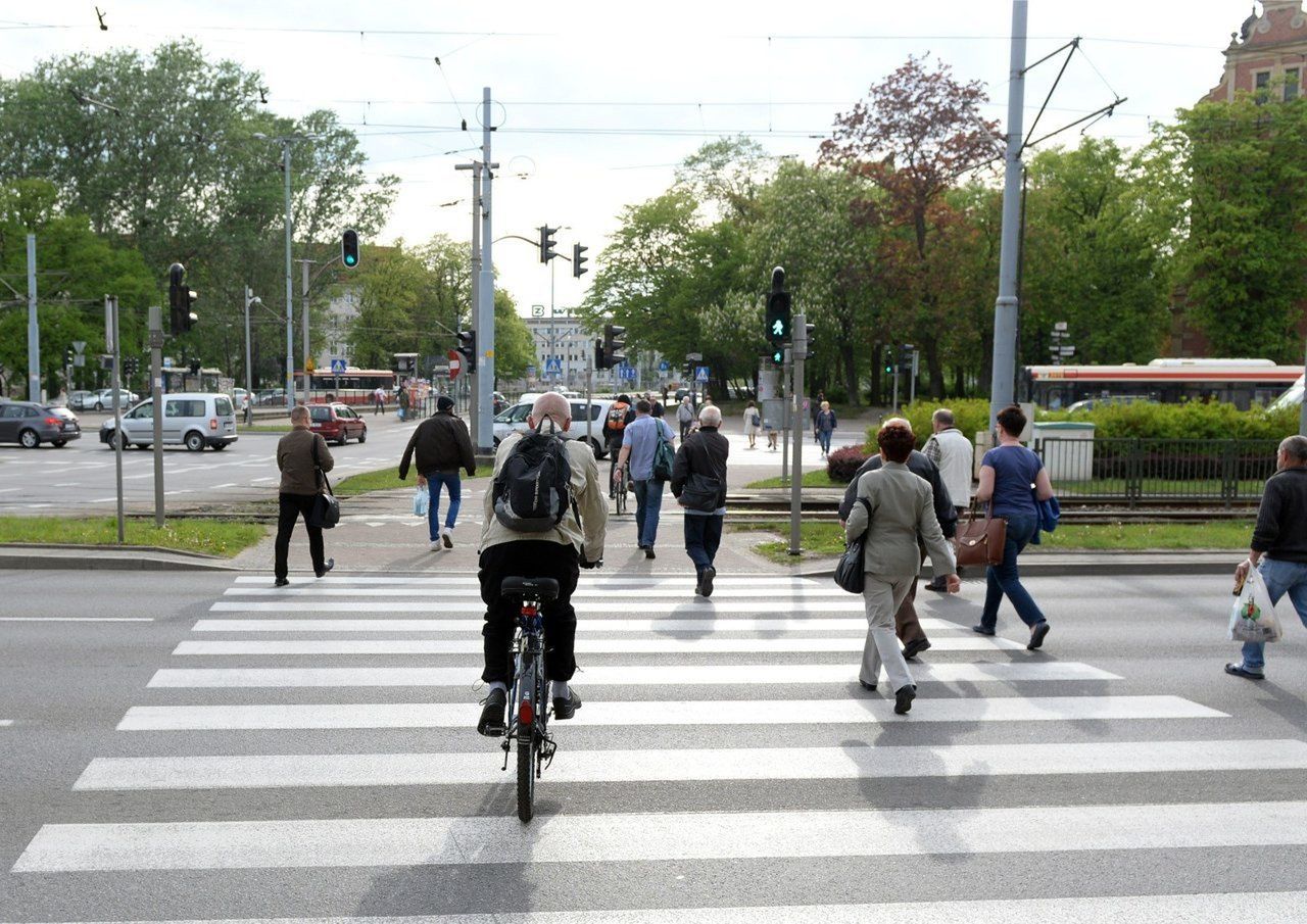 Współistnienie pieszych, rowerzystów i kierowców nie jest łatwe