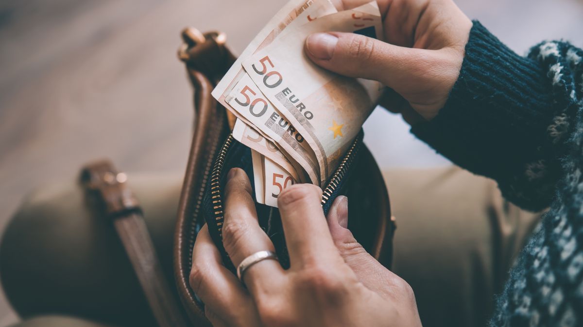 Girl's hands holding dollar bills, small money pouch and leather bag. Toned picture
Europe, bag, banknote, bankrupt, bill, budget, business, businessman, buy, cash, collapse, colored, crisis, currency, devaluation, economic, euro, european, exchange, finance, fluctate, hand, holding, investment, loss, low, market, matte, money, negative, poor, pouch, purse, rate, recession, retro, salary, savings, shopping, toned, wallet, wealth