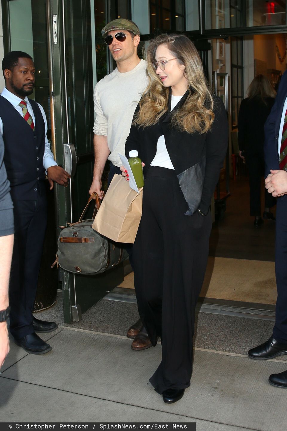 Henry Cavill opuszcza hotel z partnerką