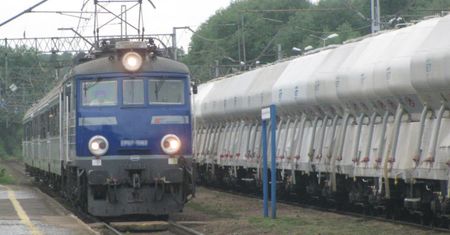 Wypadek na kolei. Lokomotywa wjechała w skład towarowy