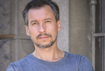 Ma znaną żonę. Tak podszedł do wychowania ich dziecka