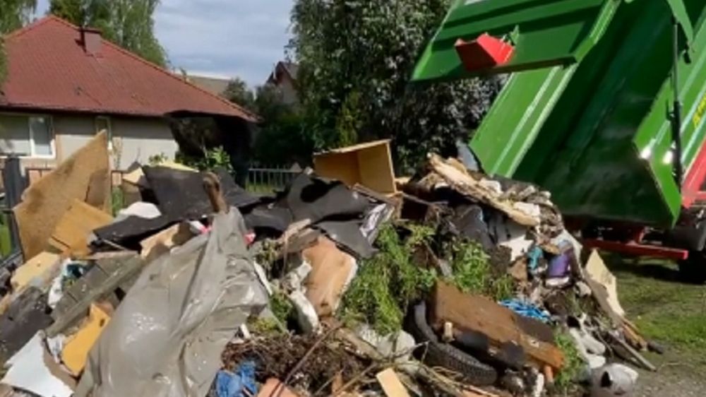 Pan Michał wysypał śmieci przed domem osoby, która wyrzuciła je w lesie