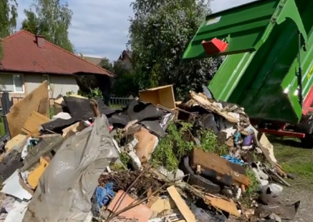 Pan Michał wysypał śmieci przed domem osoby, która wyrzuciła je w lesie