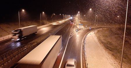 Intensywne opady śniegu w woj. lubelskim. Jezdnie są mokre i śliskie