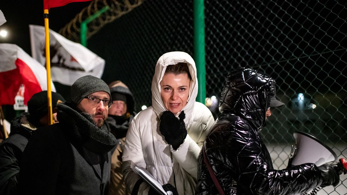 Żona Macieja Wąsika podczas jednego z protestów pod Zakładem Karnym