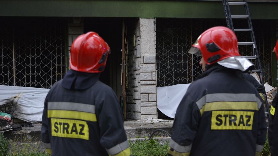 Wypadek budowlany w Wałbrzychu. Na robotników runęła ściana dawnego dworca. 