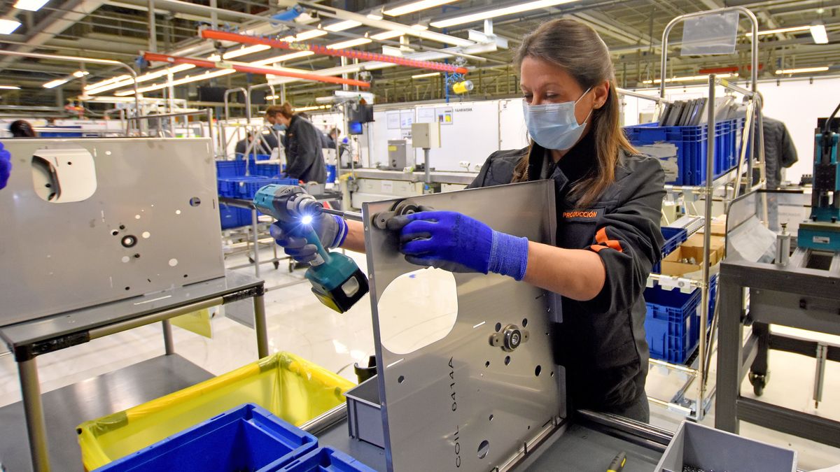MARTORELL, BARCELONA, SPAIN - 2020/04/07: A female assembly operator protected with a surgical mask and gloves during the manufacture of OXyGEN respirators.
Spanish automobile company, SEAT has shifted a team of 150 workers from manufacturing cars to making respirators that help COVID-19 patients, reusing mechanical parts like the windshield wiper motor. The respirator is called OXyGEN respirator. (Photo by Ramon Costa/SOPA Images/LightRocket via Getty Images)