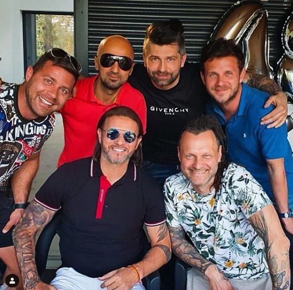 Radosław Majdan zaprasza kolegów na pępkowe