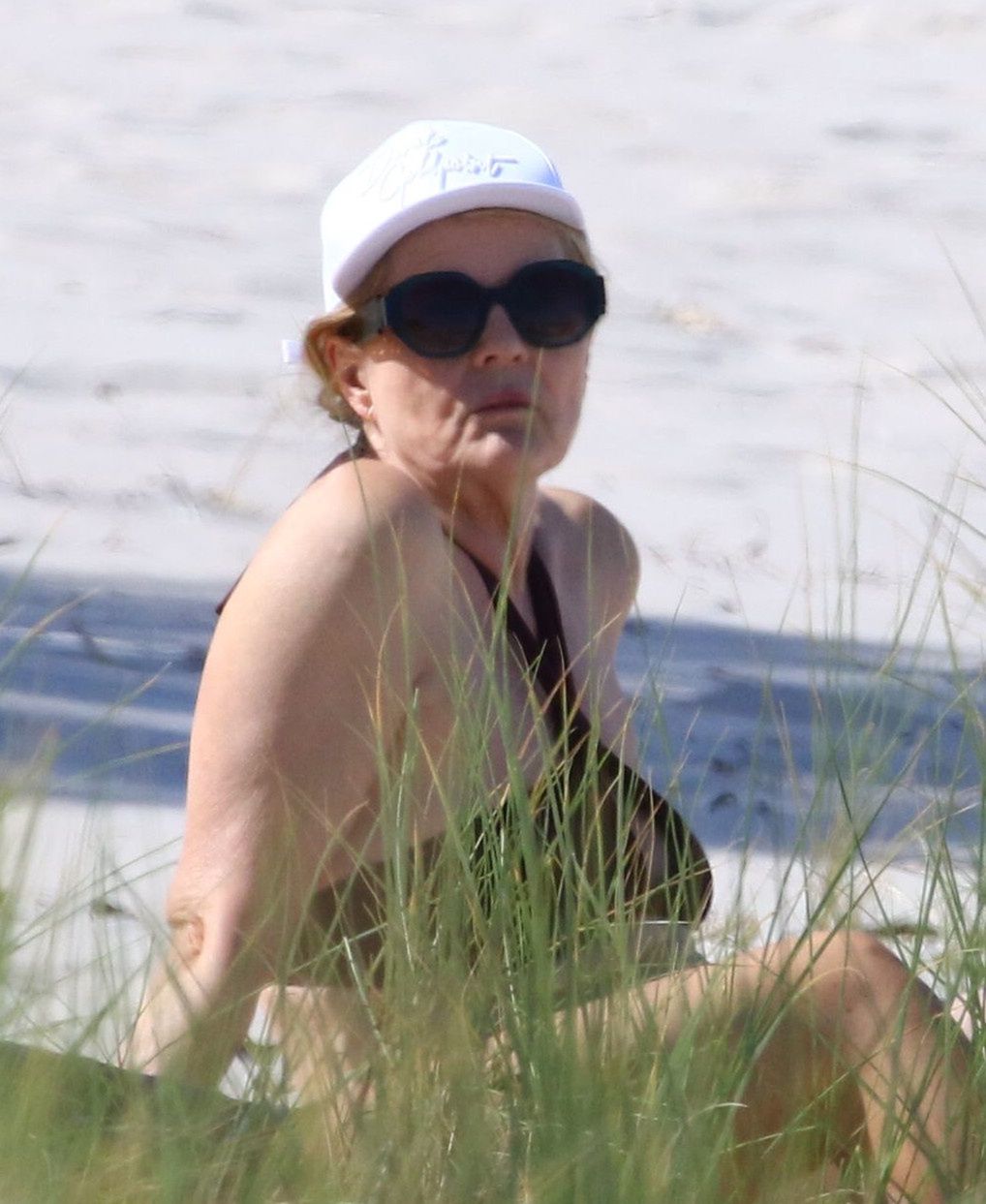 Grażyna Szapołowska wygrzewa się na jurackiej plaży