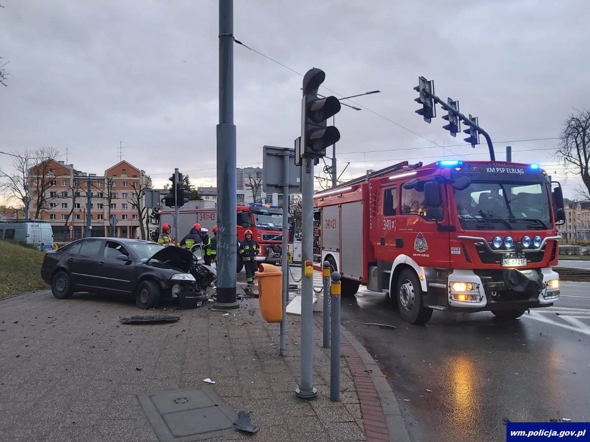 19-latek po uderzeniu w słup wypadł z auta. Miał 2 promile