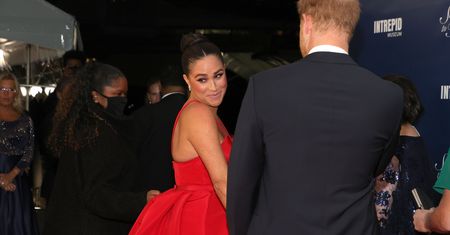 Meghan Markle w czerwonej sukni z wycięciem. Dawno się tak nie wystroiła. Uwagę przykuwa pokaźny dekolt