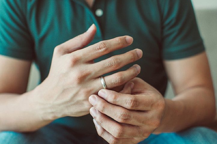 Mężczyźni z dłuższymi palcami rzadziej umierają z powodu koronawirusa