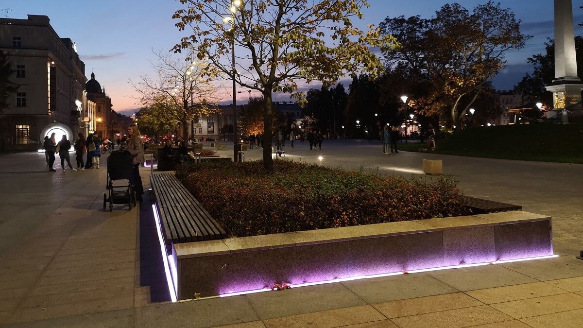 iluminacje na placu litewskim na różowo