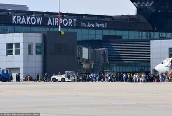 Dym w kabinie samolotu. Pasażerowie ewakuowani