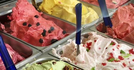 Dlaczego warto jeść lody? Poznaj najważniejsze powody, które przemawiają za ich jedzeniem