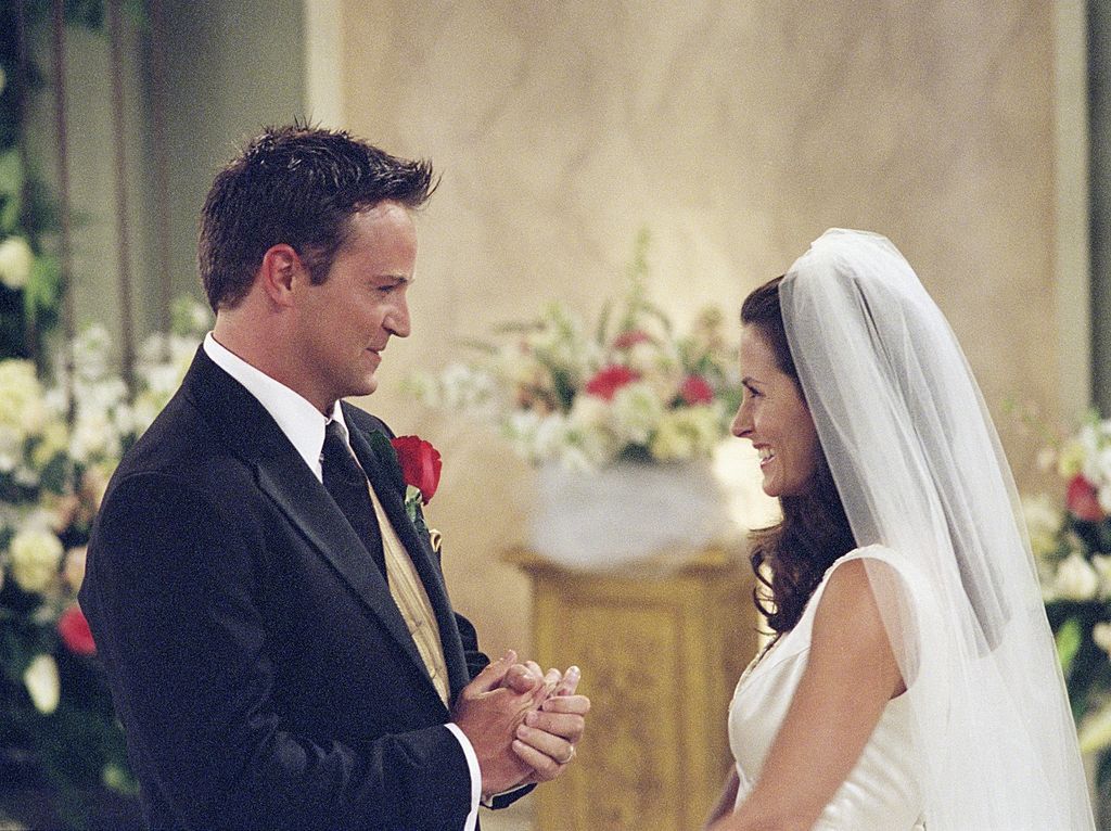 Courteney Cox and Matthew Perry in the series "Friends"