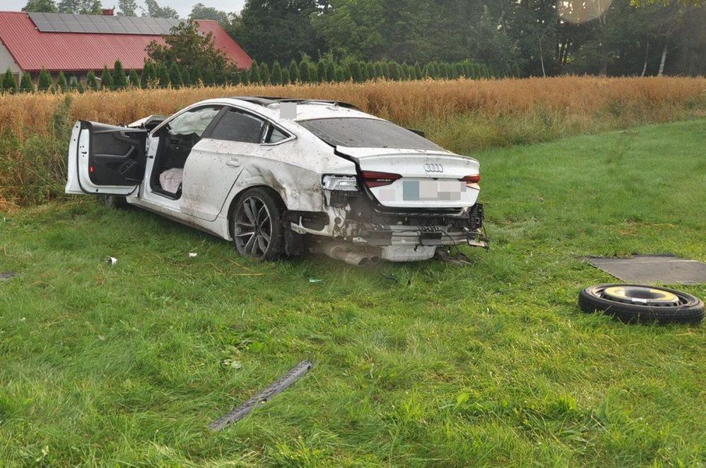 Biszcza: Pijany 19-latek jadąc Audi uderzył w samochód, wypadł z drogi i potrącił pieszego
