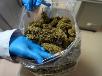Na oczach sokistów wyjął pudełko z marihuaną i chciał zapalić. Miał przy sobie kilogram narkotyku