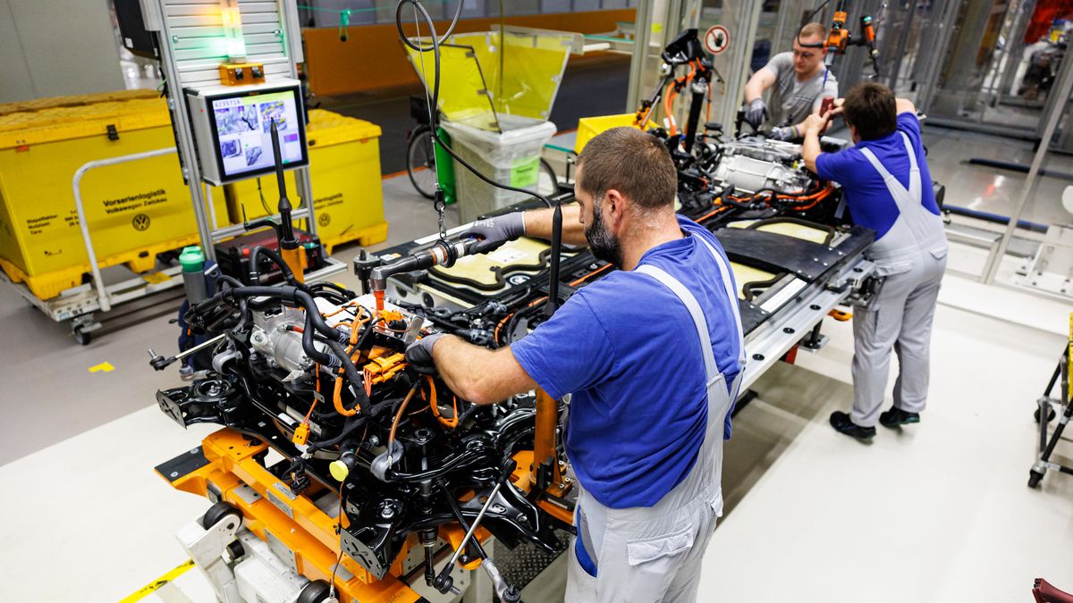 ZWICKAU, GERMANY - OCTOBER 13: Workers assemble a drive unit with battery of an Volkswagen's ID.3 electric car on a production line at the Volkswagen electric car factory on October 13, 2025 in Zwickau, Germany. Volkswagen has succeeded in ramping up its electric car sales in Europe by over 75% compared to one year ago. (Photo by Jens Schlueter/Getty Images)
